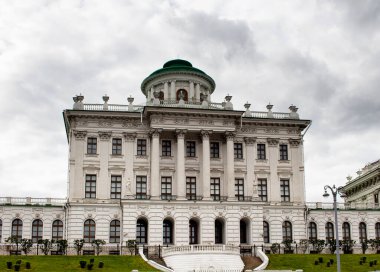 Moskova 'daki Pashkov Dom Kulturno-vystavochnyy Kompleks binasının manzarası. Sonbaharda bulutlu bir gün..