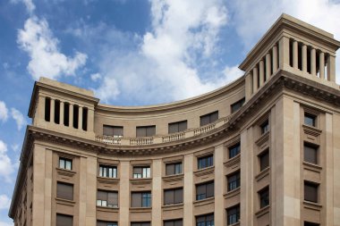 Barcelona 'da İspanyol / Katalan mimari tarzını gösteren tarihi, geleneksel, tipik bina manzarası. Bu bir yaz günü..