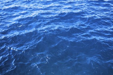 Bodrum yarımadasının Yalikavak bölgesinde ele geçirilen mavi Ege deniz yüzeyinin üst görüntüsü.