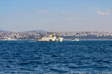 Geleneksel halk feribotu Avrupa 'dan Asya tarafına geçmek için Boğaz' ı geçer. İstanbul 'da güneşli bir yaz günü..