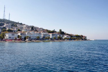 Prens Adaları 'ndan biri olan Kinaliada' daki sahil manzarası İstanbul 'da Adalar olarak da bilinir. Yazlık evler manzarada. İstanbul 'a en yakın yer orası.