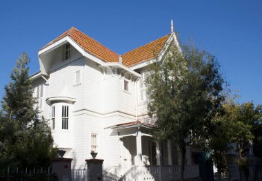 İstanbul yakınlarındaki Prens adalarından Heybeliada 'daki eski, tarihi, ahşap konak manzarası.