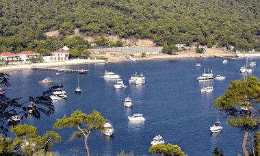 İstanbul yakınlarındaki Prens Adaları 'ndan biri olan Heybeliada' nın arka tarafına park etmiş çok sayıda yat var.