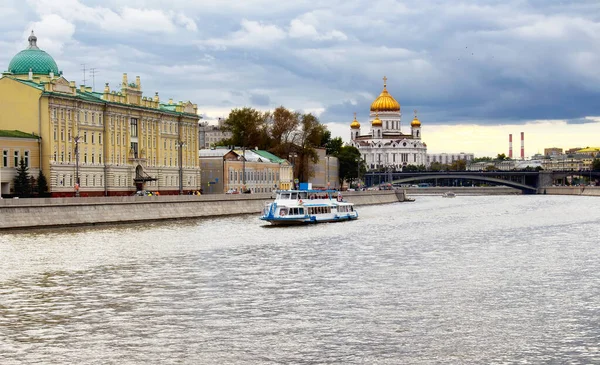 Tour Tradicional Barco Por Río Moskva Moscú Catedral Cristo Salvador — Foto de Stock