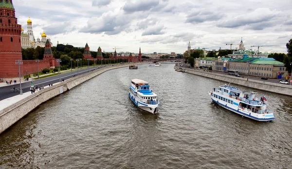 Barcos Barcos Turísticos Están Río Moskva Cielo Nublado Dramático Está — Foto de Stock