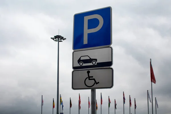 Panneau Parking Pour Les Personnes Handicapées Avec Des Drapeaux Des — Photo