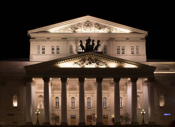 晚上在莫斯科的聚光波许剧院大楼 俄罗斯举世闻名的芭蕾舞剧新古典主义剧目 — 图库照片