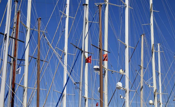 Botten Syn Master Båtar Och Segelbåtar Med Klarblå Himmel Bakgrund — Stockfoto