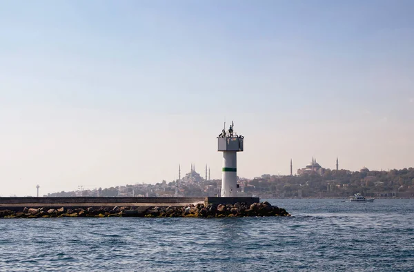 Vista Disjuntor Água Mar Mármara Perto Estação Ferry Kadikoy Istambul — Fotografia de Stock
