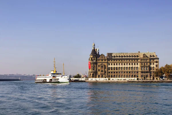 Tradiční Veřejné Trajektové Projížďky Historickým Nádražím Haydarpasa Roku 2012 Bylo — Stock fotografie