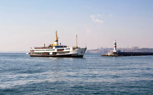 Tradicional Balsa Pública Chegando Estação Kadikoy Istambul Disjuntor Água Também — Fotografia de Stock