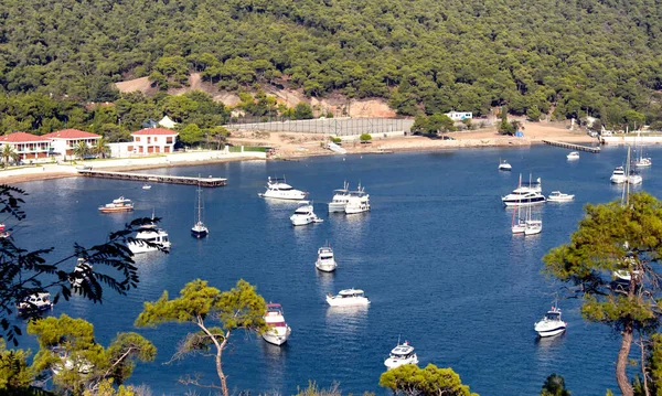 İstanbul yakınlarındaki Prens Adaları 'ndan biri olan Heybeliada' nın arka tarafına park etmiş çok sayıda yat var.