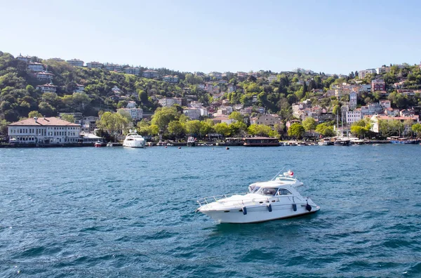 Yacht Passerer Foran Opskalere Kvarter Kurucesme Istanbul - Stock-foto