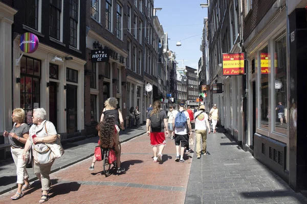 看到人们在阿姆斯特丹的沃默斯特拉大街上散步 它是最古老的街道之一 有许多咖啡馆 餐馆和商店 这是一个阳光灿烂的夏日 — 图库照片