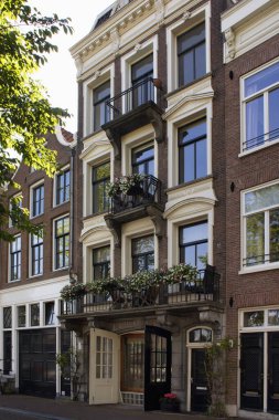 Amsterdam 'da Hollanda mimari tarzını gösteren tarihi, geleneksel ve tipik binalara yakından bakın. Güneşli bir yaz günü..