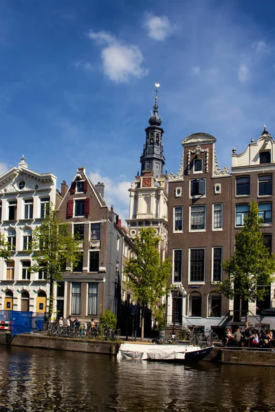 Vue Des Gens Qui Traînent Par Canal Amsterdam Des Bâtiments — Photo