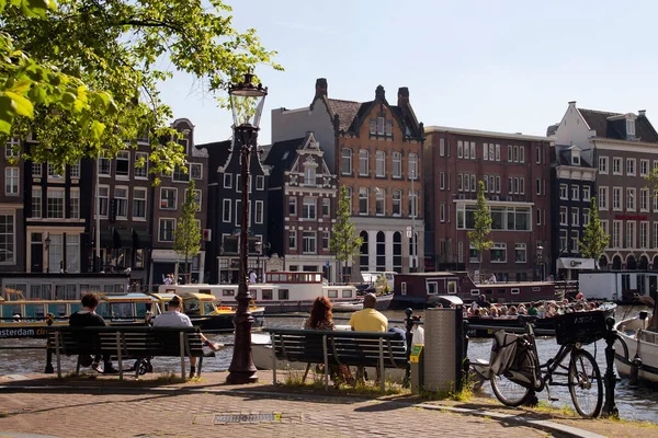 Amsterdam Amstel Nehri Nde Tur Teknesine Binen Insanları Izleyen Insanların — Stok fotoğraf