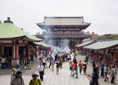 İnsanlar Asakusa 'daki Senso-ji tapınağını ziyaret ediyor.