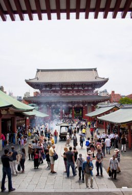 İnsanlar Asakusa 'daki Senso-ji tapınağını ziyaret ediyor.