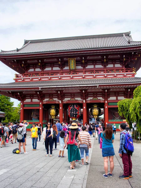 Pessoas Visitam Santuário Senso Asakusa — Fotografia de Stock