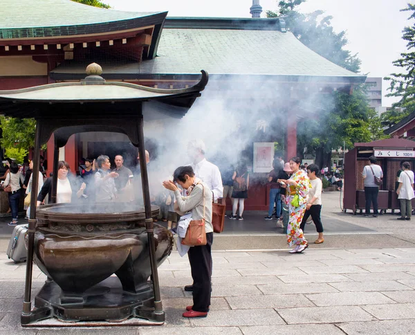 Mulher Velha Reza Santuário Senso Asakusa — Fotografia de Stock