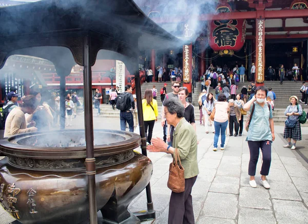 Mulher Velha Reza Santuário Senso Asakusa — Fotografia de Stock