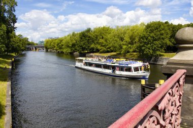 Turistler Berlin 'deki Spree Nehri' nde tekne turuna çıkıyorlar. Görüntü Tiergarten yakınlarındaki Lutherbrucke köprüsünde çekildi.