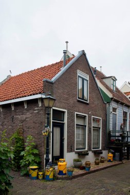 Volendam 'daki tarihi ve geleneksel evler, fabrikalar. 