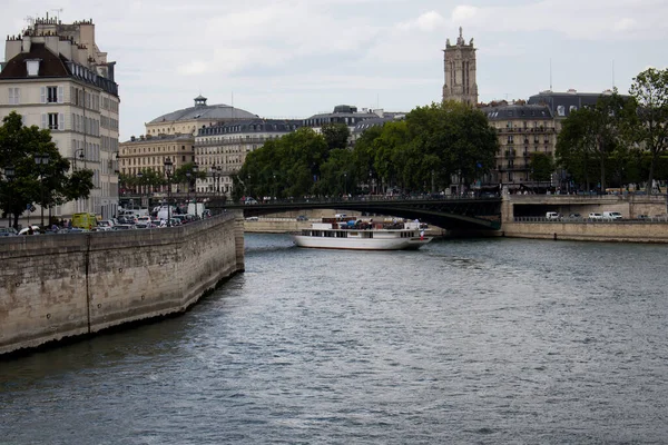 セーヌ川とパリの街並みのボートの眺め — ストック写真