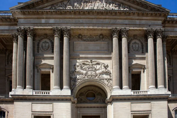 パリの晴れた日にルーブル美術館の建物の一部の下のビュー それは世界最大のものです — ストック写真