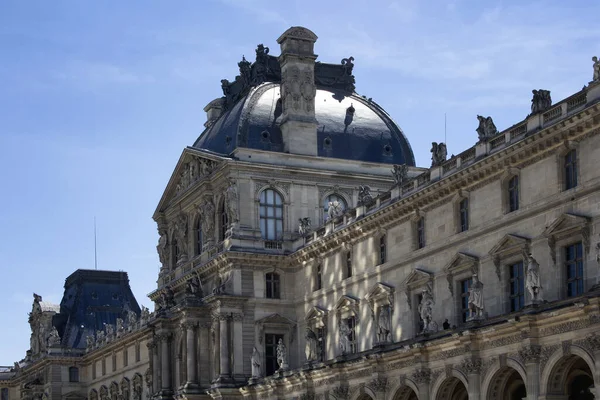 パリの晴れた日にルーブル美術館の建物の一部の下のビュー それは世界最大のものです — ストック写真