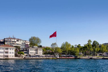 İstanbul 'un Asya yakasında tekne turundan bir mahalle manzarası