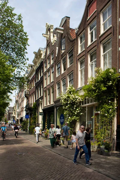 Погляд Людей Які Ходять Їздять Велосипедах Вулиці Амстердамі Історичні Традиційні — стокове фото