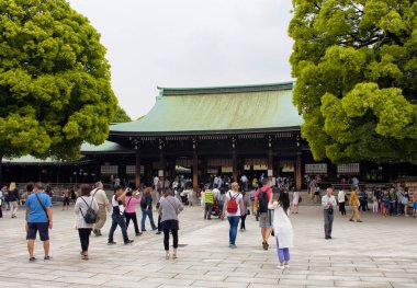 TOKYO - Mayıs 2016: 28 Mayıs 2016 'da Yoyogi Parkı' ndaki Meiji Tapınağı 'nı ziyaret edenler