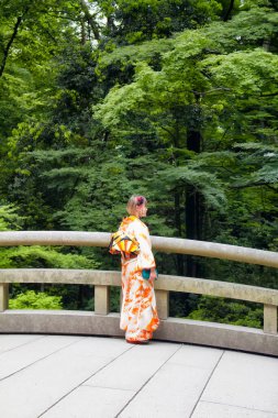 TOKYO - Mayıs 2016: Geleneksel Japon kıyafeti giyen genç kadın 28 Mayıs 2016 