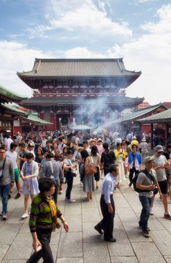 TOKYO - Mayıs 2016: 29 Mayıs 2016 'da Asakusa' daki Senso ji türbesini ziyaret edenler