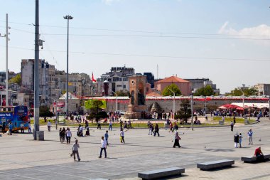 İstanbul 'un Avrupa kesiminde yer alan Taksim Meydanı' nda yürüyen Türk halkı, restoranları, dükkanları ve otelleri ile ünlü büyük bir turizm ve tatil beldesi..