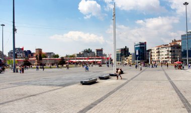 İstanbul 'un Avrupa kesiminde yer alan Taksim Meydanı' nda yürüyen Türk halkı, restoranları, dükkanları ve otelleri ile ünlü büyük bir turizm ve tatil beldesi..