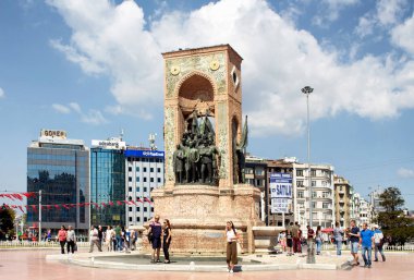 İstanbul 'daki Taksim Meydanı' nda, Türkiye Cumhuriyeti 'nin kurucusuna 