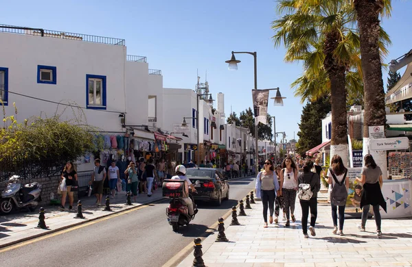 Turistas Locais Caminham Principal Rua Comercial Cidade Bodrum Está Dia — Fotografia de Stock