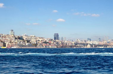 Sirkeci feribot istasyonundan İstanbul 'un Beşiktaş, Kabatas ve Beyoğlu' nun manzarası. Manzarada düzensiz kentleşme.