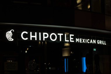 Frankfurt 'ta ünlü, uluslararası bir Meksika fast food markasının tabelalarının gece görüşü.