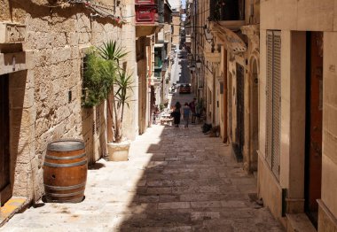 Valletta / Malta 'daki tarihi caddenin manzarası. Görüntü şehrin mimari tarzını ve yaşam tarzını gösteriyor. Akdeniz ada ülkesi Malta 'nın başkentidir..