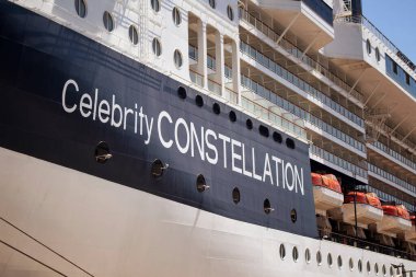 Büyük, lüks seyir gemisinin yakın görüntüsü.