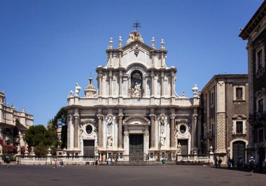 Catania / İtalya 'daki Sant Agata Katedrali ve Piazza Del Duomo manzarası. Sütunlu cephesi, kubbeli çatısı, freskleri ve resimleriyle tanınan barok bir katedraldir..