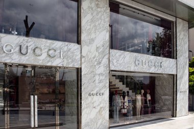 Nisantasi / İstanbul 'daki ünlü İtalyan moda ve lüks perakende mağazasının manzarası popüler bir alışveriş ve yerleşim yeridir..