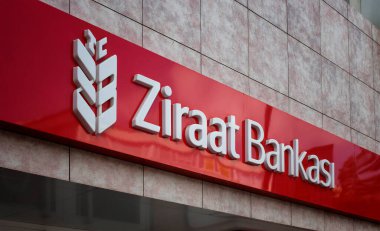 Türkiye 'nin devlete ait en eski bankalarından birinin şube işareti. Görüntü İstanbul 'un Kadıköy ilçesinde çekildi.
