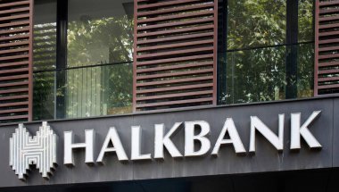 Türkiye 'nin devlete ait en eski bankalarından birinin şube işareti. Görüntü İstanbul 'un Kadıköy ilçesinde çekildi.