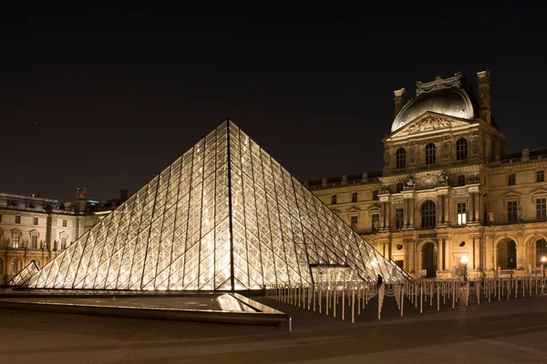 Nattutsikt Över Glaspyramiden Louvren Museum — Stockfoto