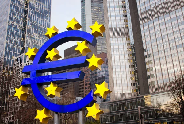 Vista Estatua Hecha Con Euro Estrellas Frente Banco Central Europeo — Foto de Stock
